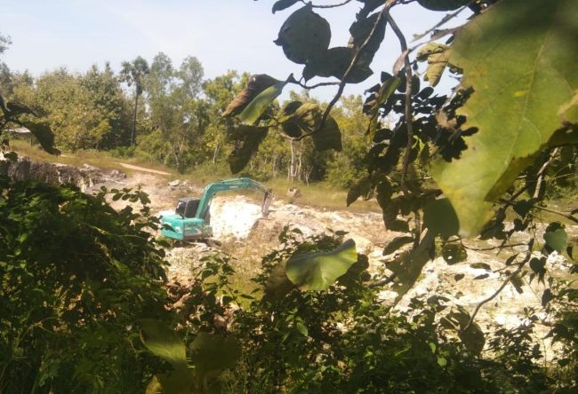 Potret salah satu alat besar saat sedang melakukan aktivitas galian di Dusun Tenggina, Desa Sentol Laok, Kecamatan Pragaan, Kabupaten Sumenep