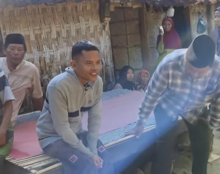 Dullo Sampang bersama Kepala Desa Jaddung, Kusnadi saat di berada Desa Jaddung, Kecamatan Pragaan, Kabupaten Sumenep