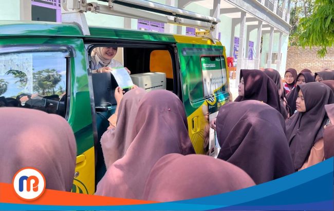 Potret salah satu mobil BPRS Bhakti Sumekar saat mengedukasi siswa