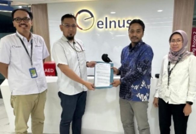 Anggota DPRD Kabupaten Sumenep asal Masalembu, Ahmad Juhairi, bersama warga setempat saat mengawal listrik