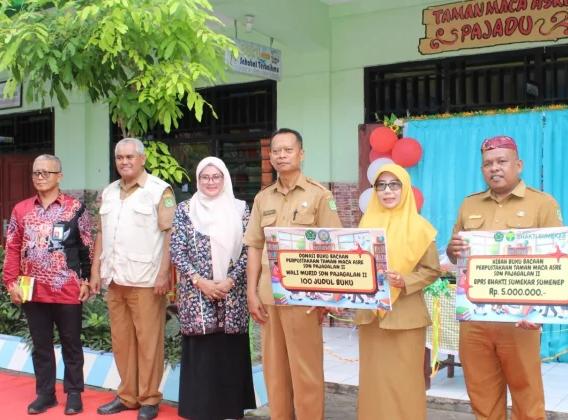 Foto Bersama Direktur Utama BPRS Bhakti Sumekar, Hairil Fajar, bersama jajaran SDN Pajagalan II saat penyerahan donasi