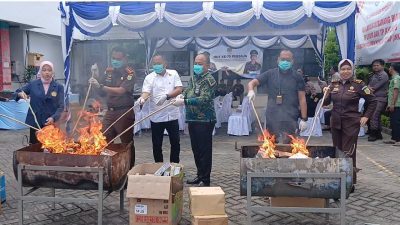 Kepala Kejaksaan Negeri Pamekasan, Anton Arifullah, S.H., M.H., dan, perwakilan Kepala Bea Cukai Madura memusnahkan BB TP Umum dan TP khusus