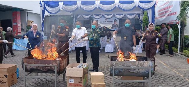 Kepala Kejaksaan Negeri Pamekasan, Anton Arifullah, S.H., M.H., dan, perwakilan Kepala Bea Cukai Madura memusnahkan BB TP Umum dan TP khusus