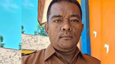 Kepala UPTD SDN Petrah 2 Kecamatan Tanah Merah, Bangkalan, Yudi Hartono, saat memberikan klarifikasi terkait pemberitaan yang menuding dirinya jarang masuk sekolah