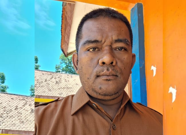 Kepala UPTD SDN Petrah 2 Kecamatan Tanah Merah, Bangkalan, Yudi Hartono, saat memberikan klarifikasi terkait pemberitaan yang menuding dirinya jarang masuk sekolah