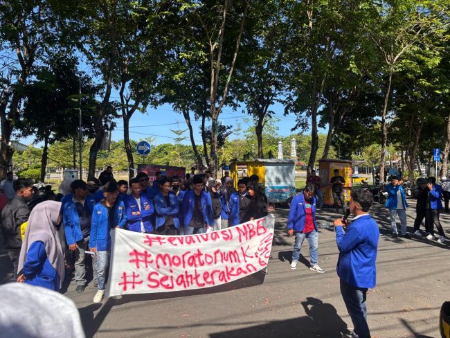 Orator aksi PMII Kabupaten Sampang, Rofi, menyampaikan tuntutan evaluasi menyeluruh terhadap Program Makan Bergizi Gratis (MBG) dan moratorium sementara Koperasi Desa/Kelurahan Merah Putih (KDKMP) di depan DPRD Kabupaten Sampang, Kamis (25/6/2026)