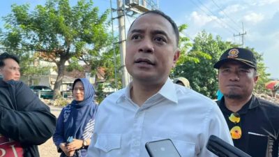 Wali Kota Surabaya Eri Cahyadi saat di wawancarai awak media