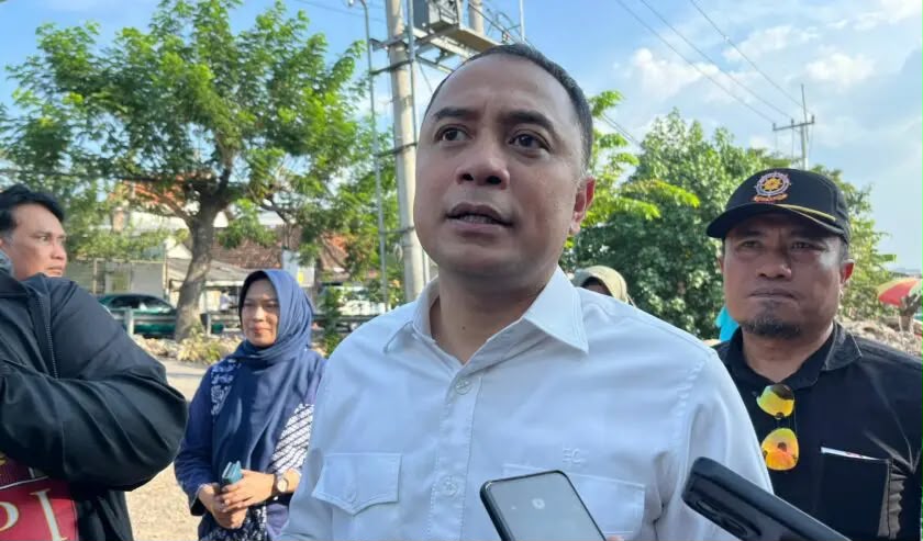 Wali Kota Surabaya Eri Cahyadi saat di wawancarai awak media