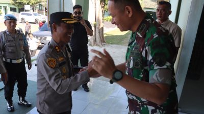 SINERGI! Kapolres Sampang, AKBOHartono disambut langsung Komandan Kodim (Dandim) 0828/Sampang Letkol Czi Dika Catur Yanuar Anwar saat silaturahmi ke Markas Kodim (Makodim) 0828/Sampang