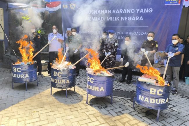 Pemusnahan jutaan batang rokok ilegal oleh Bea dan Cukai Madura