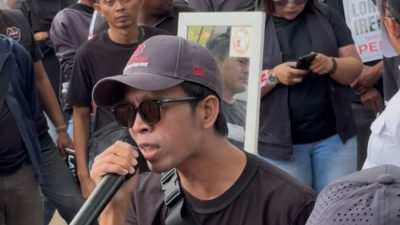 Sekjend Persatuan Jurnalis Sampang, Imron Muslim, saat berorasi di deoan kantor DPRD Sampang