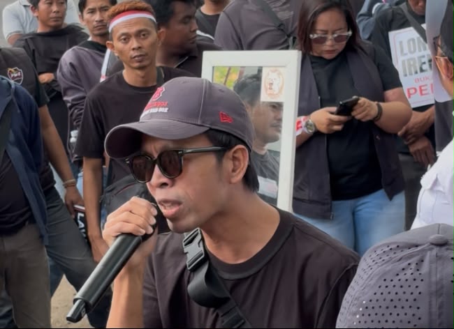 Sekjend Persatuan Jurnalis Sampang, Imron Muslim, saat berorasi di deoan kantor DPRD Sampang