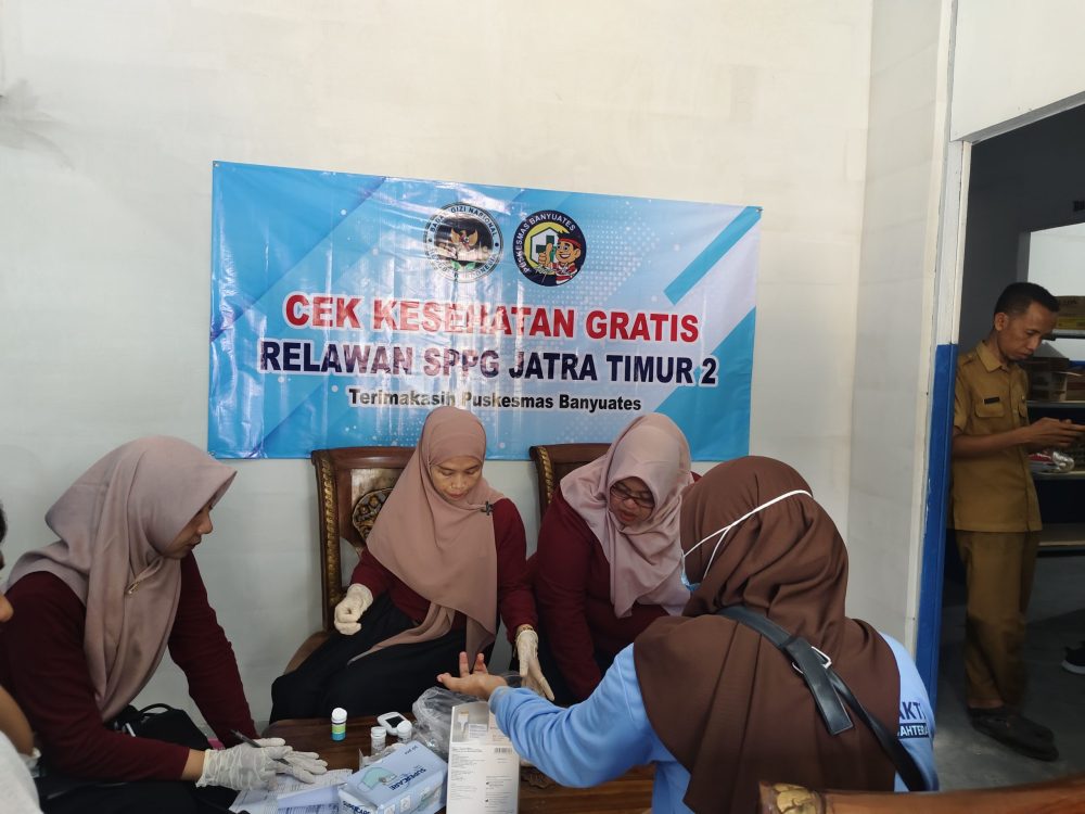 Petugas kesehatan dari Puskesmas Banyuates saat mengecek kesehatan relawan SPPG Jatra Timur 2
