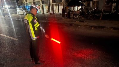 Petugas Satlantas Polres Sampang menunjukkan TKP kecelakaan Lalulintas di Jl Raya Camplong