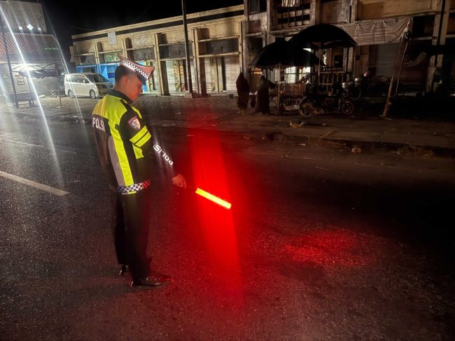 Petugas Satlantas Polres Sampang menunjukkan TKP kecelakaan Lalulintas di Jl Raya Camplong