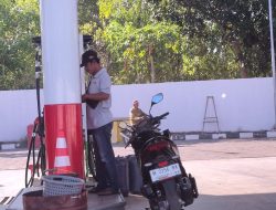 Antrean Mengular di SPBU Tamberu, Pengisian Jeriken Jadi Sorotan Pengendara