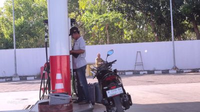 Stasiun Pengisian Bahan Bakar Umum (SPBU) 54.692.12 saat mengisi BBM ke Jeriken di Desa Tamberu Barat, Kecamatan Sokobanah, Kabupaten Sampang