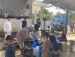 Krisis Air Saat Kemarau, MWCNU Banyuates Salurkan Bantuan ke Warga Larlar