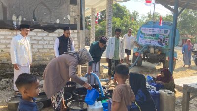 Penyaluran bantuan air bersih ke warga Desa Larlar oleh MWC NU Banyuates