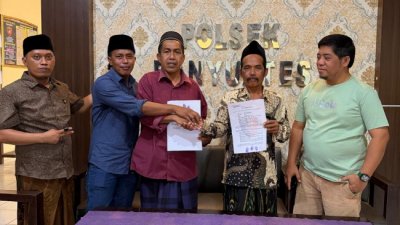 Didampingi tokoh masyarakat! Terlapor, Sahrawi dan Sandi meminta maaf atas perbuatannya! kepada korban Rusli, di Polsek Banyuates.