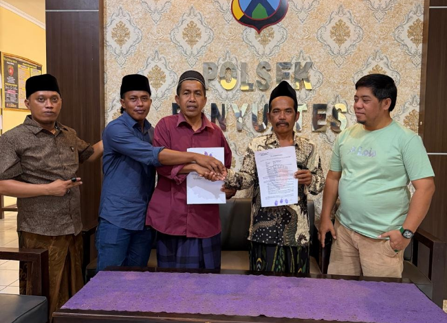 Didampingi tokoh masyarakat! Terlapor, Sahrawi dan Sandi meminta maaf atas perbuatannya! kepada korban Rusli, di Polsek Banyuates.
