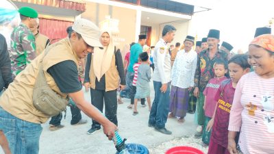 Forum Sampang Sehat (FSS) bersama masyarakat saat mendistribusikan program sejuta liter air bersih hari pertama di desa Gunung Rancak (Sumber Foto: Agus Junaidi)